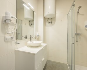 Apartamento City, 2 habitaciones, vistas a la ciudad | Baño | Ducha, secador de pelo y toallas