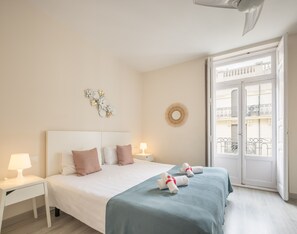 Espacio para trabajar con laptop y tabla de planchar con plancha