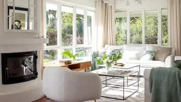 Televisie, een open haard en een tafeltennistafel