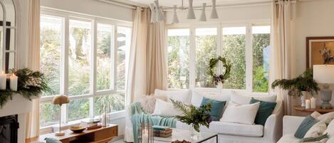 Televisio, takka, pöytätennispöytä