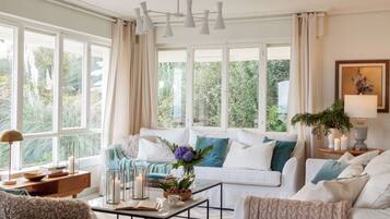 Télévision, cheminée, table de tennis de table