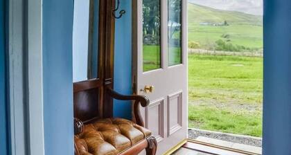 Beautiful Traditional secluded country cottage, Fantastic view!