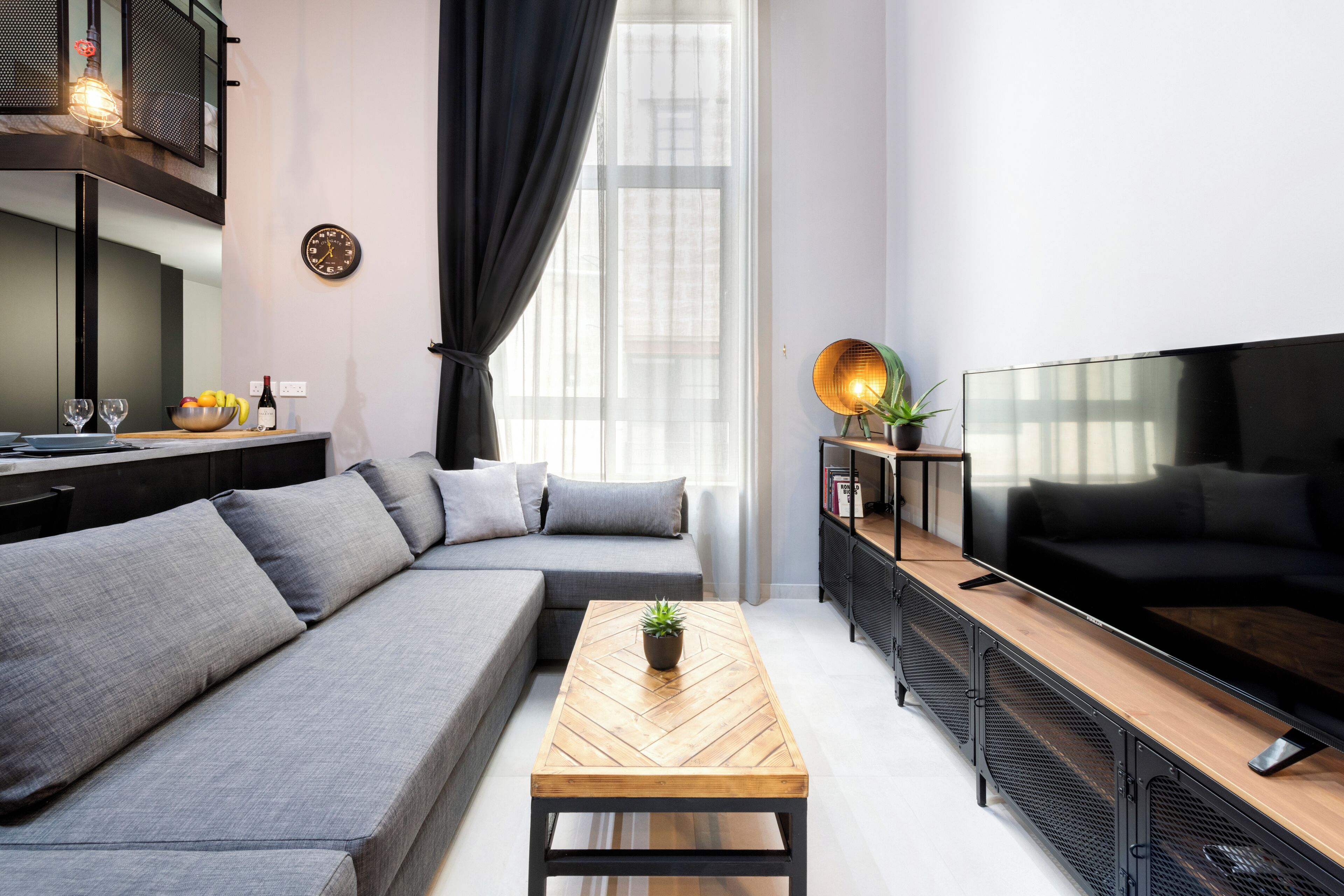 Suite Studio Deluxe, plusieurs lits, cuisine | Coin séjour | TV connectée