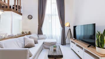 Suite estudio tradicional, varias camas, cocina, mezzanine | Área de sala de estar | Smart TV