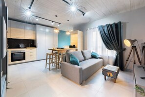 Estudi en suite de disseny, cuina, vistes al pati | Sala d'estar | Televisor intel·ligent 