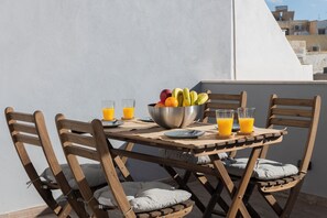Studiosuite – superior, terrasse, byutsikt | Terrasse/patio