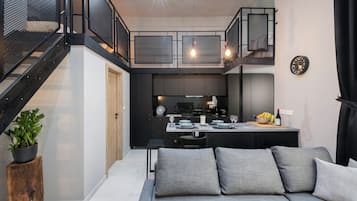 Deluxe Studio Suite, Multiple Beds, Kitchen | Individually decorated, individually furnished, laptop workspace