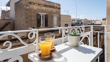 Suite estudio de diseñador, balcón, vista a la ciudad | Balcón
