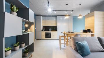 Design Studio Suite, Kitchen, Courtyard View | Private kitchen | Full-sized fridge, oven, stovetop, espresso maker