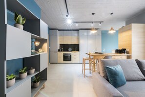 Design Studio Suite, Kitchen, Courtyard View | Private kitchen