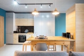 Design-Studiosuite, Küche, Blick auf den Innenhof | Essbereich im Zimmer