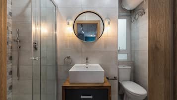 Design Studio Suite, Kitchen, Courtyard View | Bathroom | Shower, rainfall showerhead, eco-friendly toiletries, hair dryer