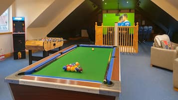 Basic House | 4 bedrooms, premium bedding, free WiFi, bed sheets