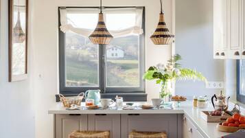 Frigorífico y placa de cocina