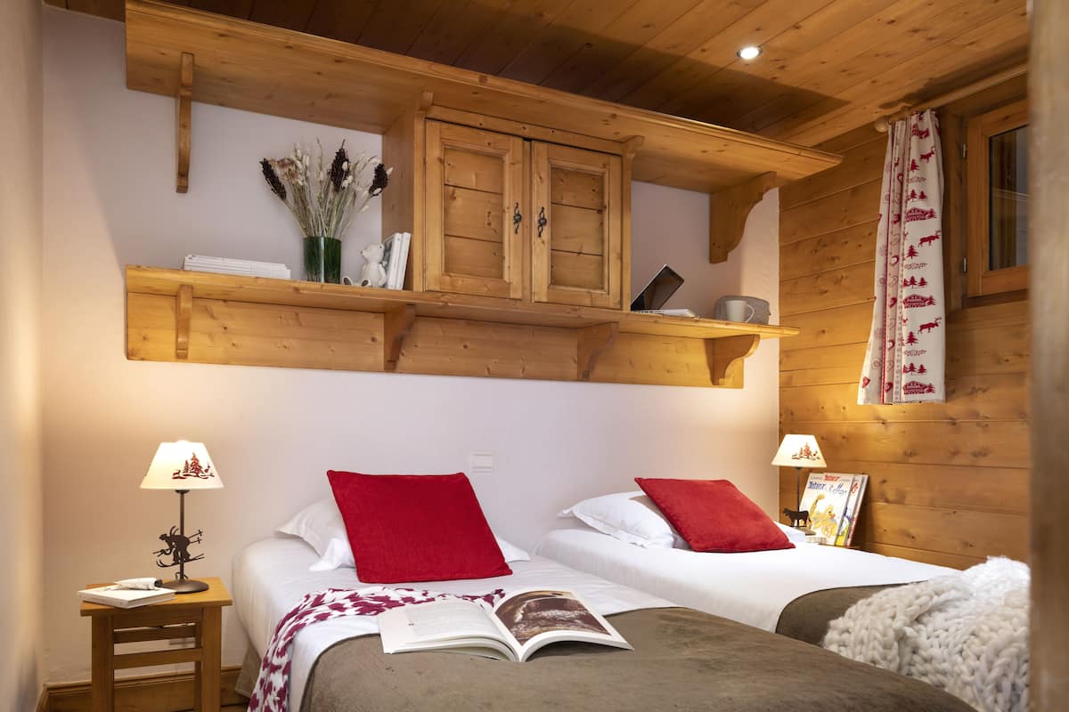2 bedrooms, free cots/infant beds, free WiFi, bed sheets
