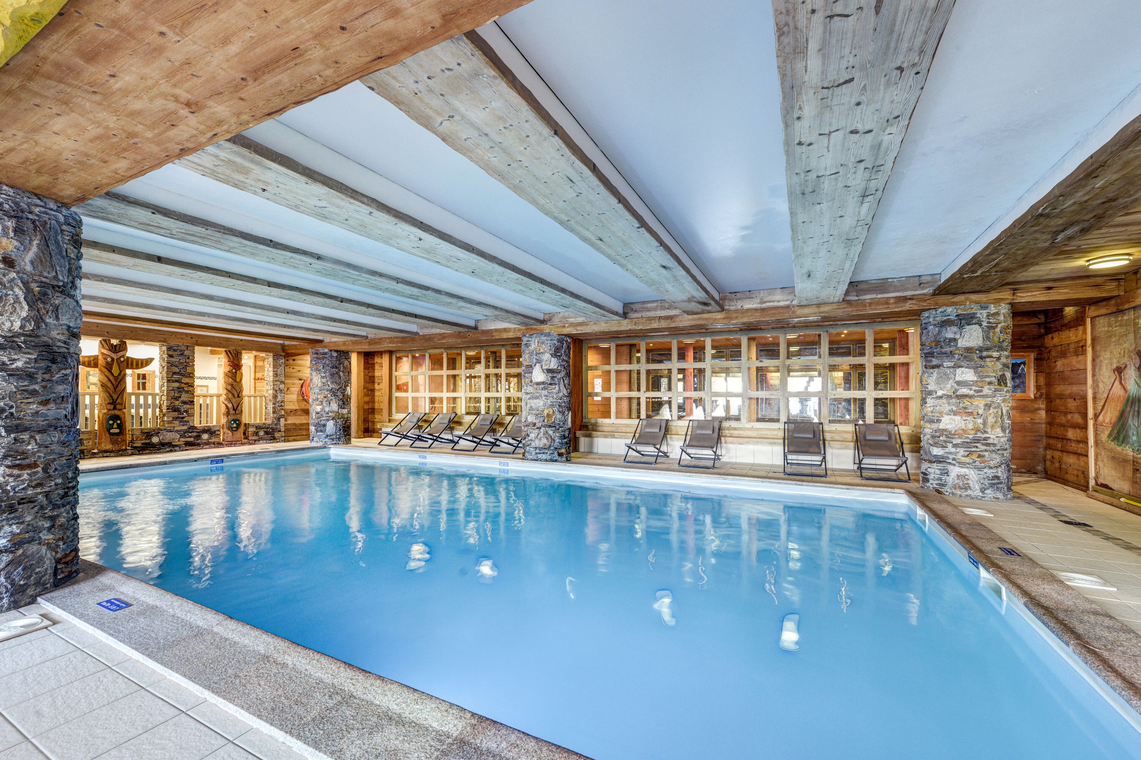 Piscine couverte, chaises longues