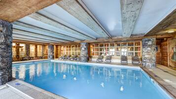 Piscina coperta, lettini