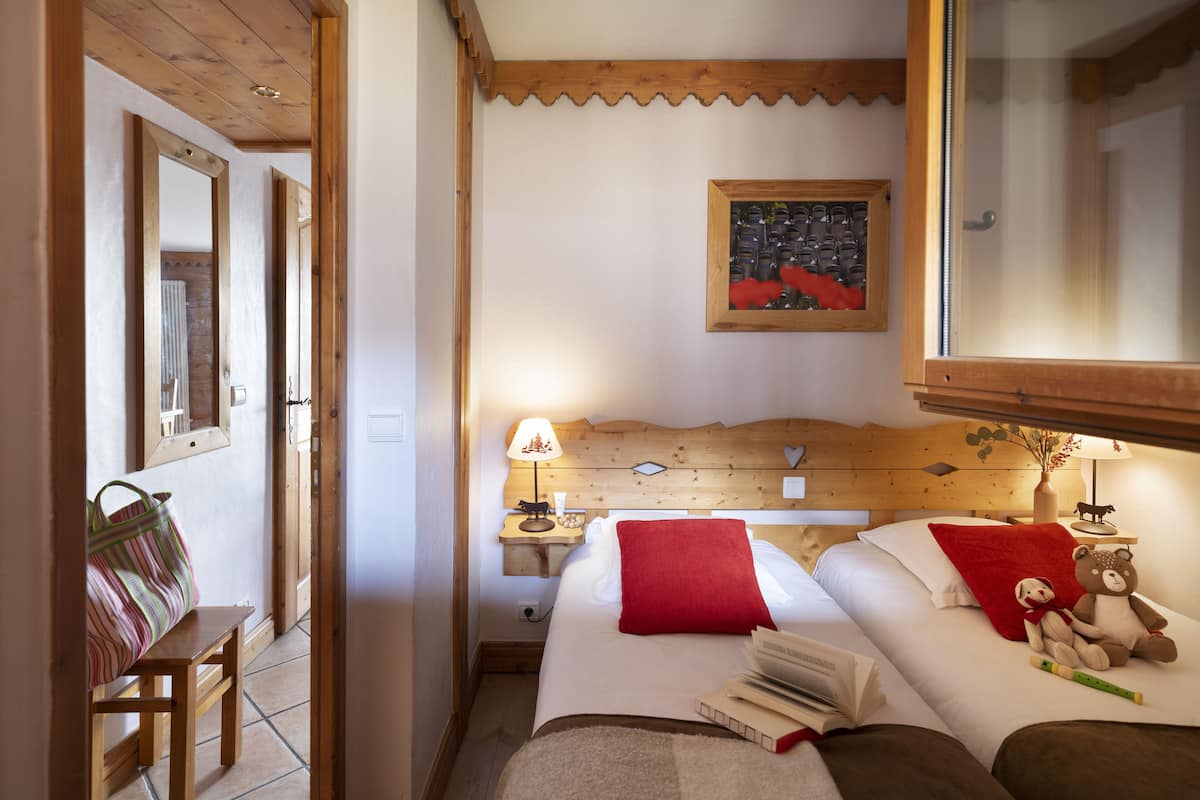 2 bedrooms, free cots/infant beds, free WiFi, bed sheets