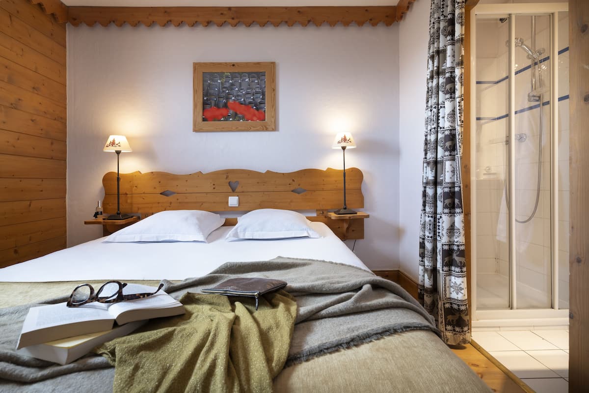 2 bedrooms, free cots/infant beds, free WiFi, bed sheets