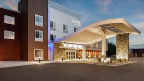 A Fairfield by Marriott hotel with a modern design, featuring a prominent entrance and a stone facade. - Fairfield Inn & Suites by Marriott Yankton (Yankton)