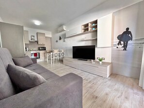 Living area - [Just steps from the beach]Cozy new home with veranda and garden in San Giovanni (Posada)