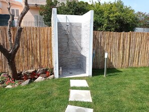 Property grounds - [Just steps from the beach]Cozy new home with veranda and garden in San Giovanni (Posada)