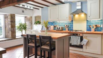 Peti sejuk, mesin basuh pinggan mangkuk, cerek elektrik, pembakar roti