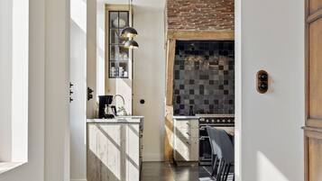 Een koelkast, een microgolfoven, een oven, een kookplaat