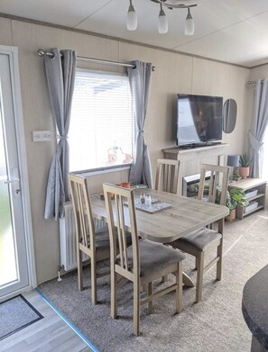Apartment | Living room - Immaculate Sen Friendly 3-bed Caravan in Porthcawl (Porthcawl)
