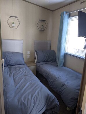 Apartment | 3 bedrooms, free WiFi, bed sheets - Immaculate Sen Friendly 3-bed Caravan in Porthcawl (Porthcawl)