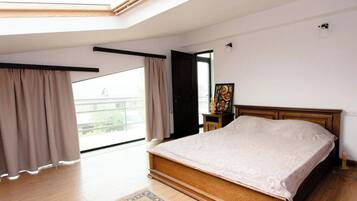 4 bedrooms, iron/ironing board, free WiFi, bed sheets