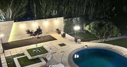 4 Bed Villa Estate Sleeps 7 - Pool, Garden, Sauna