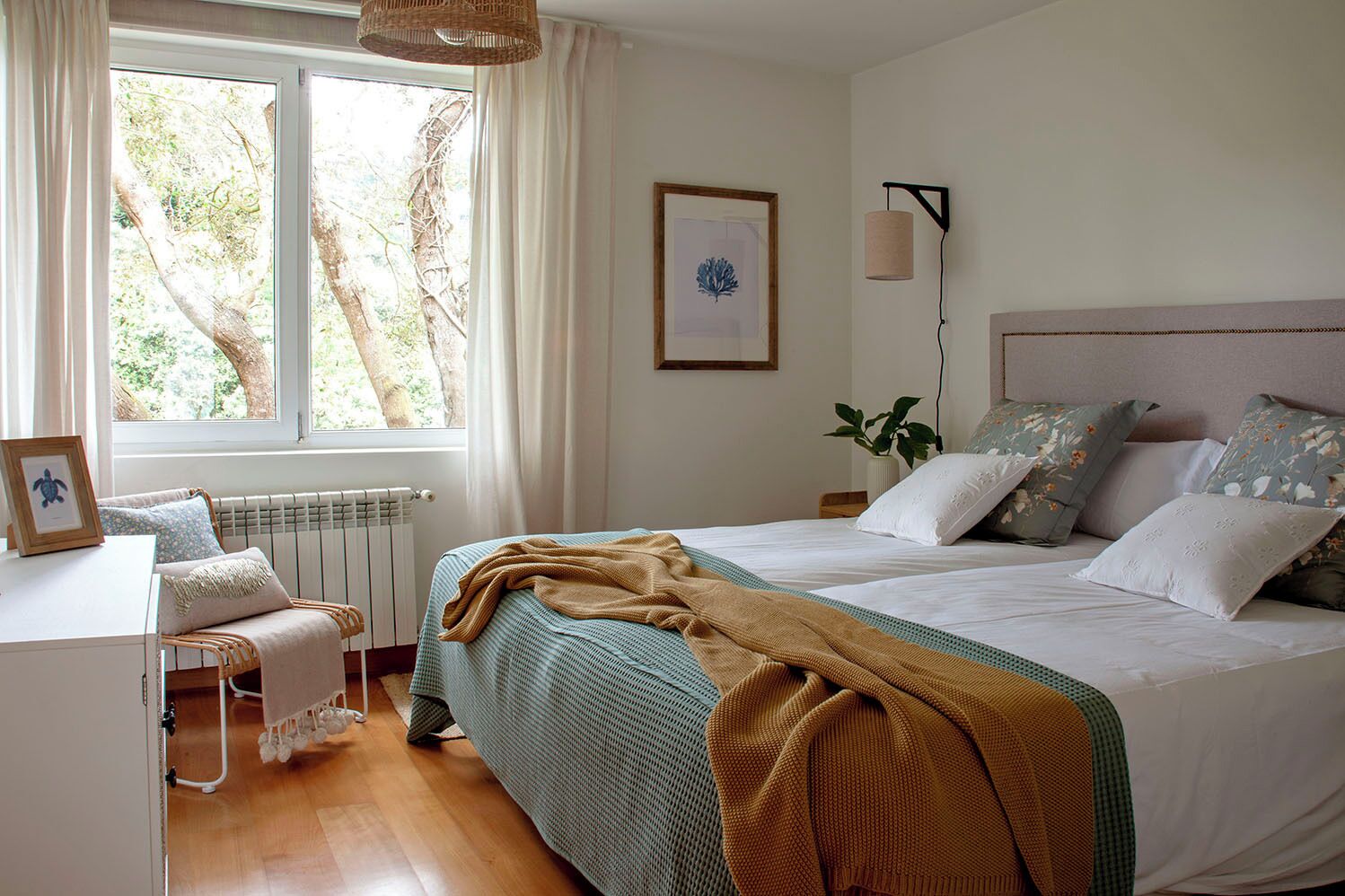 Un dormitorio con una cama grande, un escritorio y una ventana con cortinas.