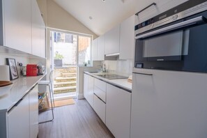 Departamento básico, 2 camas matrimoniales | Cocina privada | Refrigerador, microondas, horno y parrilla de estufa 