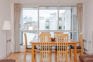 Appartement, plusieurs lits | Cuisine privée | Réfrigérateur, micro-ondes, four, plaque de cuisson