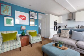 Basic Apartment, Multiple Beds | Living room | TV - Spacious 3 Bedroom in Notting Hill With Balcony (London)
