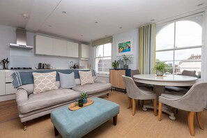 Basic Apartment, Multiple Beds | 3 bedrooms, desk, laptop workspace, iron/ironing board - Spacious 3 Bedroom in Notting Hill With Balcony (London)