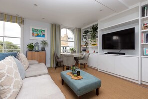 Basic Apartment, Multiple Beds | Living room | TV - Spacious 3 Bedroom in Notting Hill With Balcony (London)
