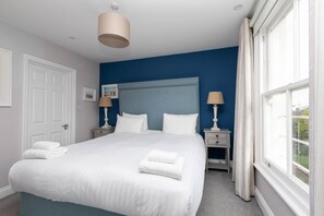 Basic Apartment, Multiple Beds | 3 bedrooms, desk, laptop workspace, iron/ironing board - Spacious 3 Bedroom in Notting Hill With Balcony (London)