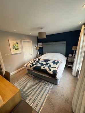 Basic Apartment, Multiple Beds | 3 bedrooms, desk, laptop workspace, iron/ironing board - Spacious 3 Bedroom in Notting Hill With Balcony (London)