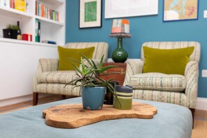 Basic Apartment, Multiple Beds | Living room | TV - Spacious 3 Bedroom in Notting Hill With Balcony (London)
