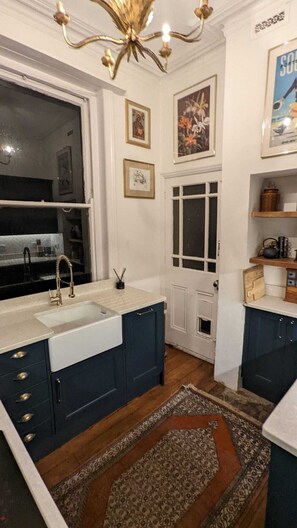 Basic Apartment, 1 King Bed | Private kitchen | Fridge, oven, stovetop, dishwasher