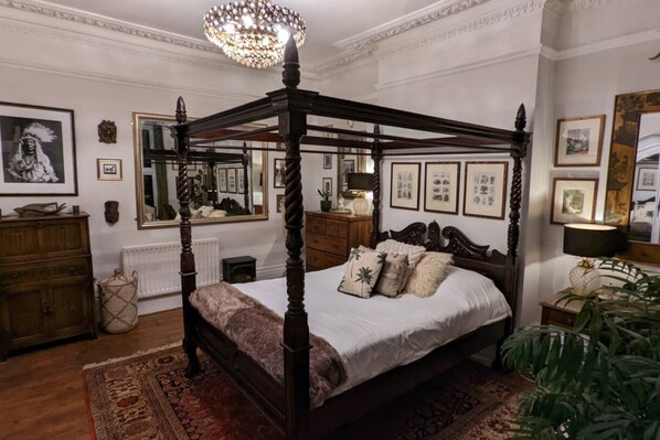 Departamento básico, 1 cama King size | 1 habitación y ropa de cama 