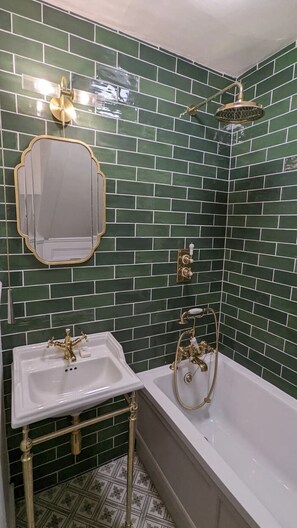 Departamento básico, 1 cama King size | Baño | Toallas, jabón, shampoo, papel de baño 