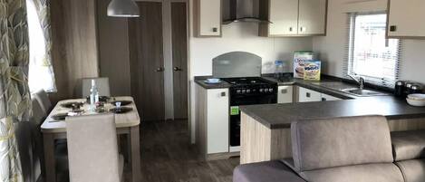 Cottage, Multiple Beds | Private kitchen | Fridge, microwave, oven, stovetop