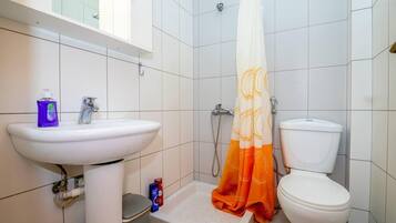 Studio | Bathroom | Shower, hair dryer, bidet, towels