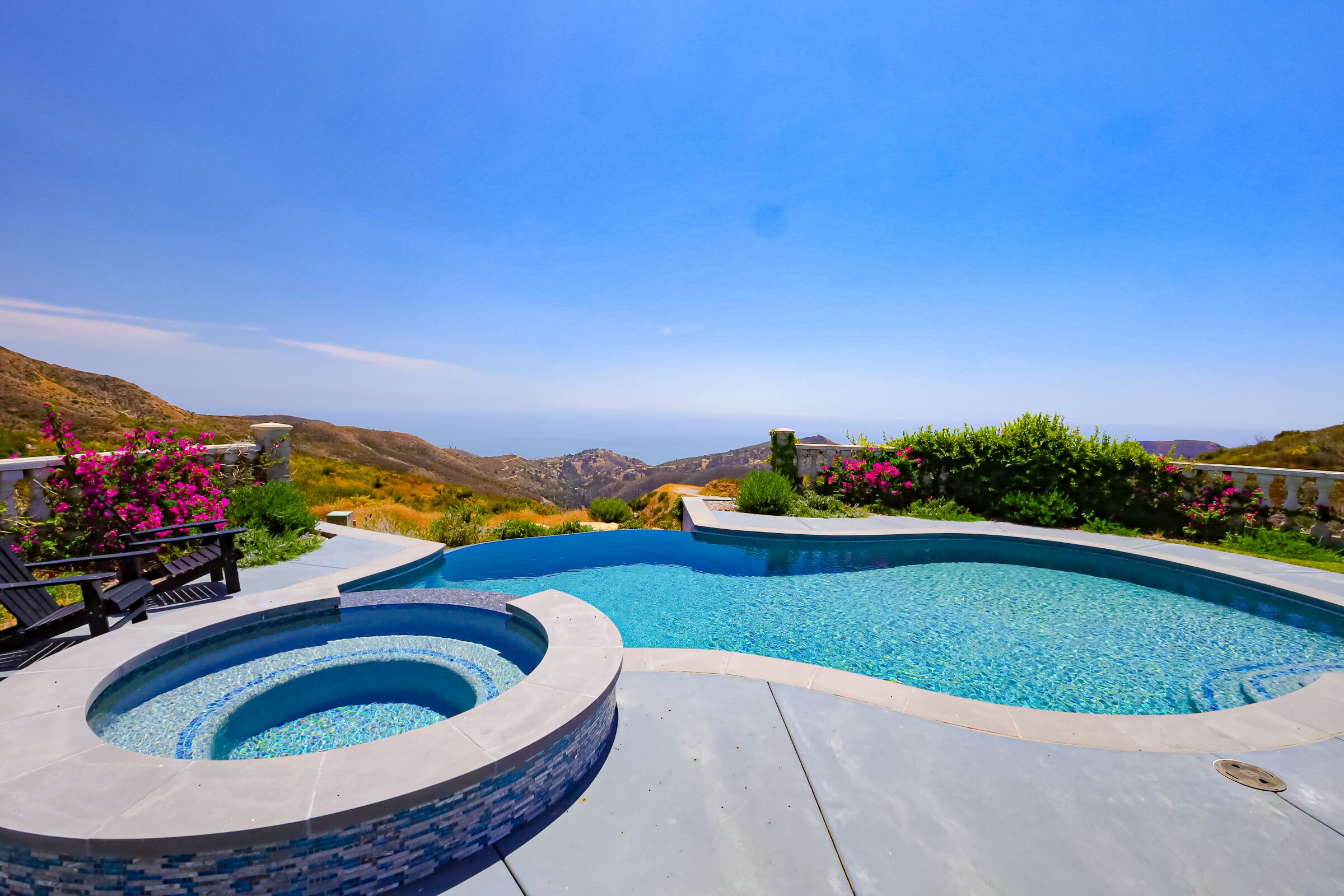 A quiet mountain retreat with a magnificent ocean view