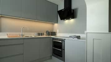 Cottage | Private kitchen | Fridge, microwave, oven, stovetop