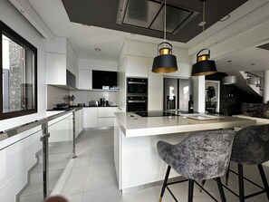 Fridge, microwave, oven, stovetop - Maison Du Soleil (Arco da Calheta)