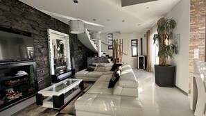 Smart TV, fireplace, books - Maison Du Soleil (Arco da Calheta)